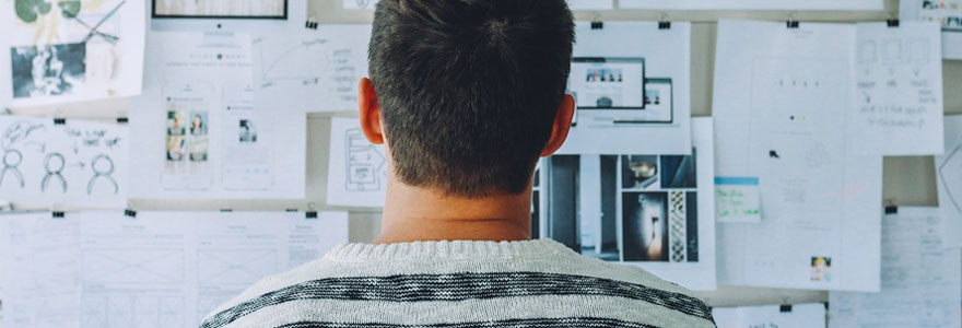 Homme-qui-réfléchit-reconversion-professionnelle